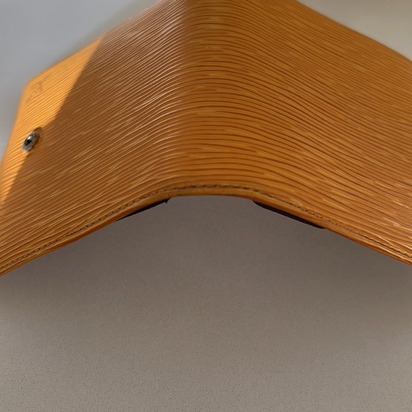 Louis Vuitton Epi Wallet - Picture 5 of 10